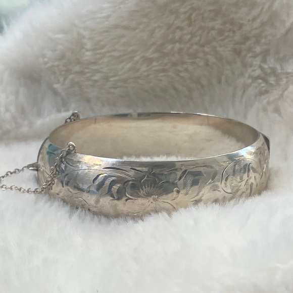 Vintage America Jewelry - Vintage Bangle Bracelet
